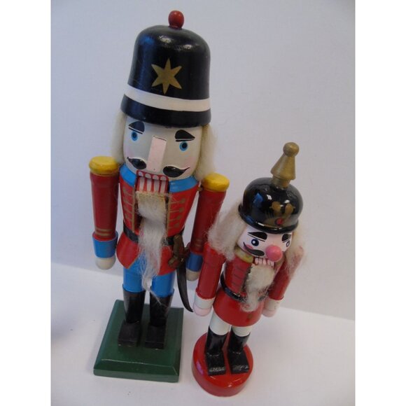 Vintage Collection Of 7 Christmas Nutcrackers Various Sizes Ornaments - Picture 5 of 6